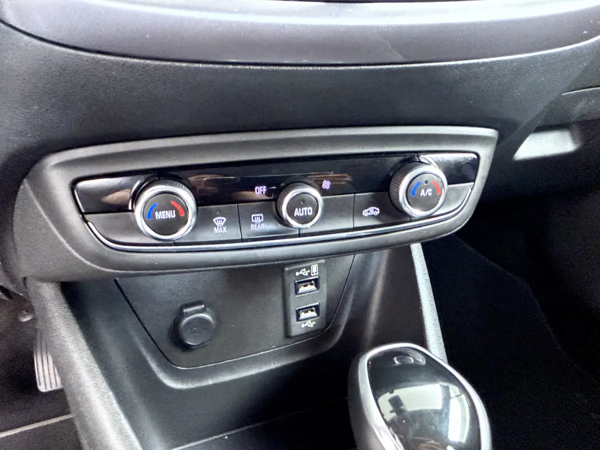 1.2 Turbo Innovation AUTOMAAT / Trekhaak / Navigatie / Carplay / ECC / LED / 16 '' LMV