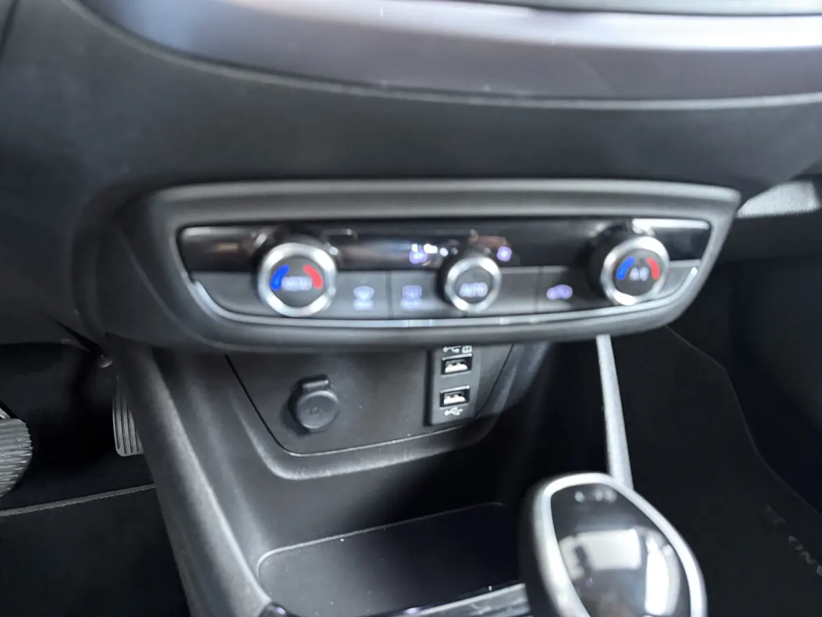 1.2 Turbo Innovation AUTOMAAT / Trekhaak / Navigatie / Carplay / ECC / LED / 16 '' LMV