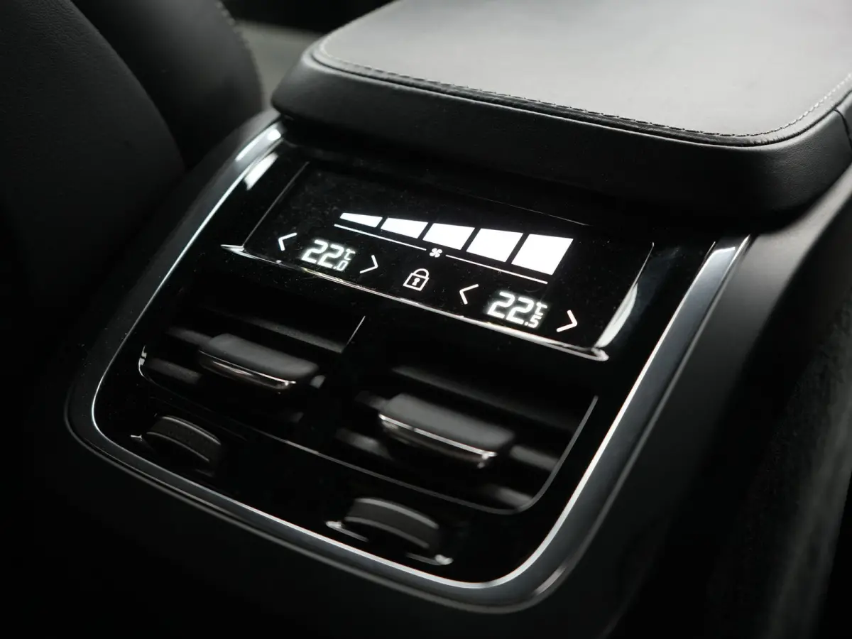 T8 Twin Engine AWD R-Design 7 Persoons PHEV 392pk Dealer O.H | Trekhaak Af Fabriek | Adaptive Cruise | Harman / Kardon | Lederen Sportstoelen Memory & Verwarmd | Apple Carplay | Navigatie | 