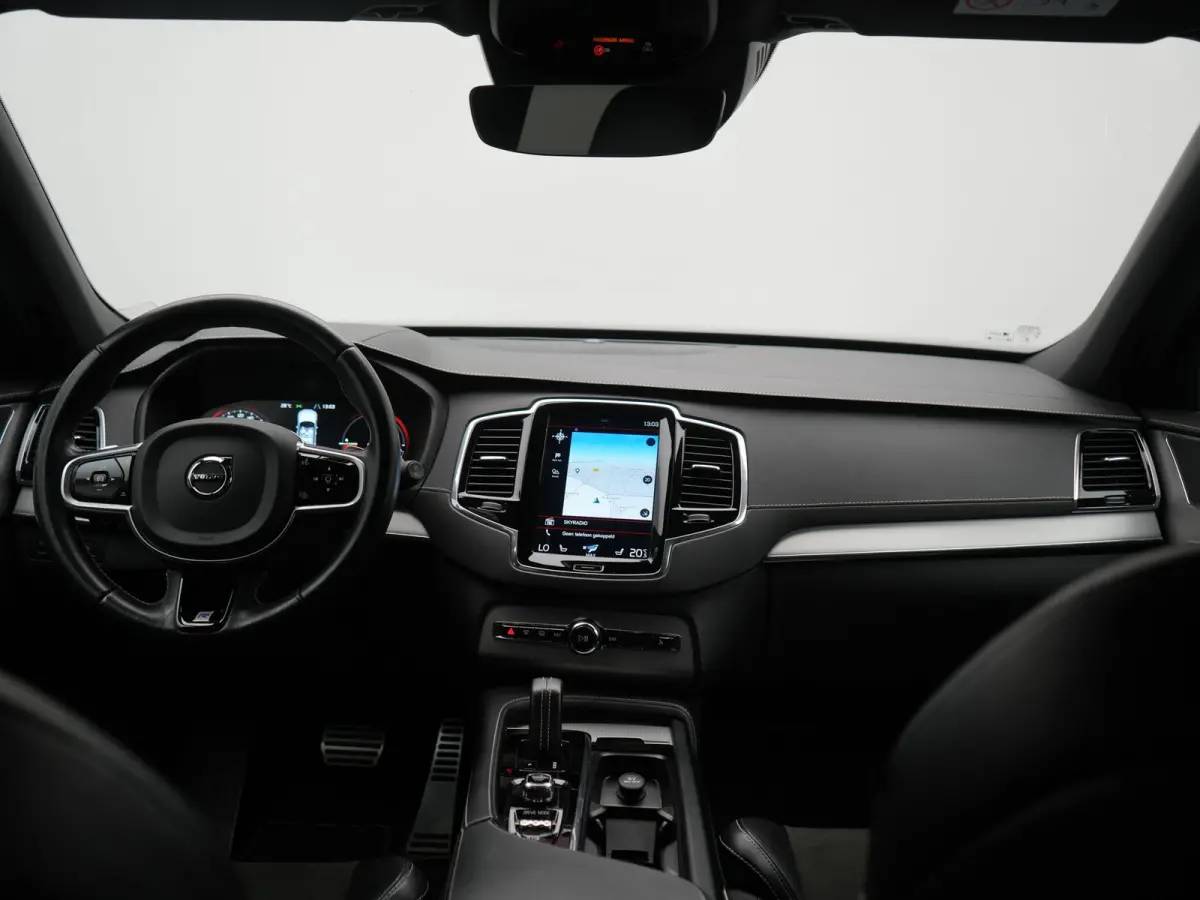 T8 Twin Engine AWD R-Design 7 Persoons PHEV 392pk Dealer O.H | Trekhaak Af Fabriek | Adaptive Cruise | Harman / Kardon | Lederen Sportstoelen Memory & Verwarmd | Apple Carplay | Navigatie | 
