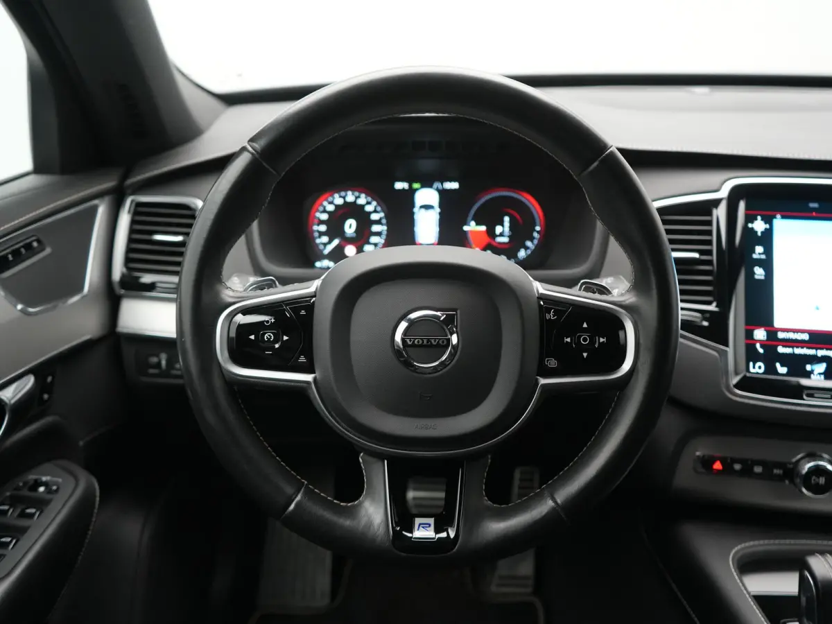 T8 Twin Engine AWD R-Design 7 Persoons PHEV 392pk Dealer O.H | Trekhaak Af Fabriek | Adaptive Cruise | Harman / Kardon | Lederen Sportstoelen Memory & Verwarmd | Apple Carplay | Navigatie | 