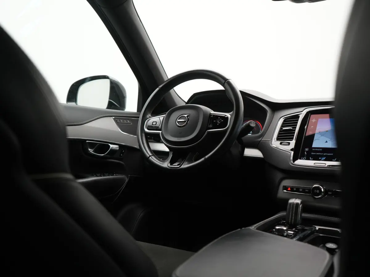 T8 Twin Engine AWD R-Design 7 Persoons PHEV 392pk Dealer O.H | Trekhaak Af Fabriek | Adaptive Cruise | Harman / Kardon | Lederen Sportstoelen Memory & Verwarmd | Apple Carplay | Navigatie | 