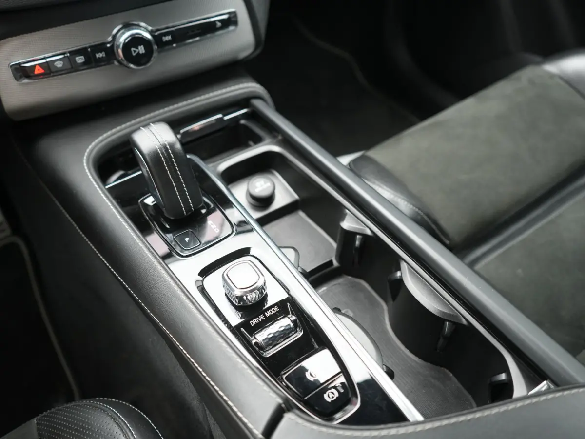 T8 Twin Engine AWD R-Design 7 Persoons PHEV 392pk Dealer O.H | Trekhaak Af Fabriek | Adaptive Cruise | Harman / Kardon | Lederen Sportstoelen Memory & Verwarmd | Apple Carplay | Navigatie | 