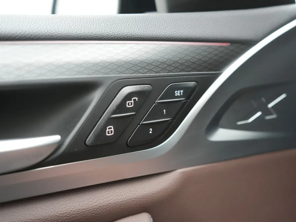 M Sport High Executive 80 kWh 286pk Dealer O.H | Trekhaak Af Fabriek | Panodak | Laser LED | Head Up | Adaptive Cruise | 360 Camera | Lederen Sportstoelen Memory & Verwarmd | Harman / Kardon