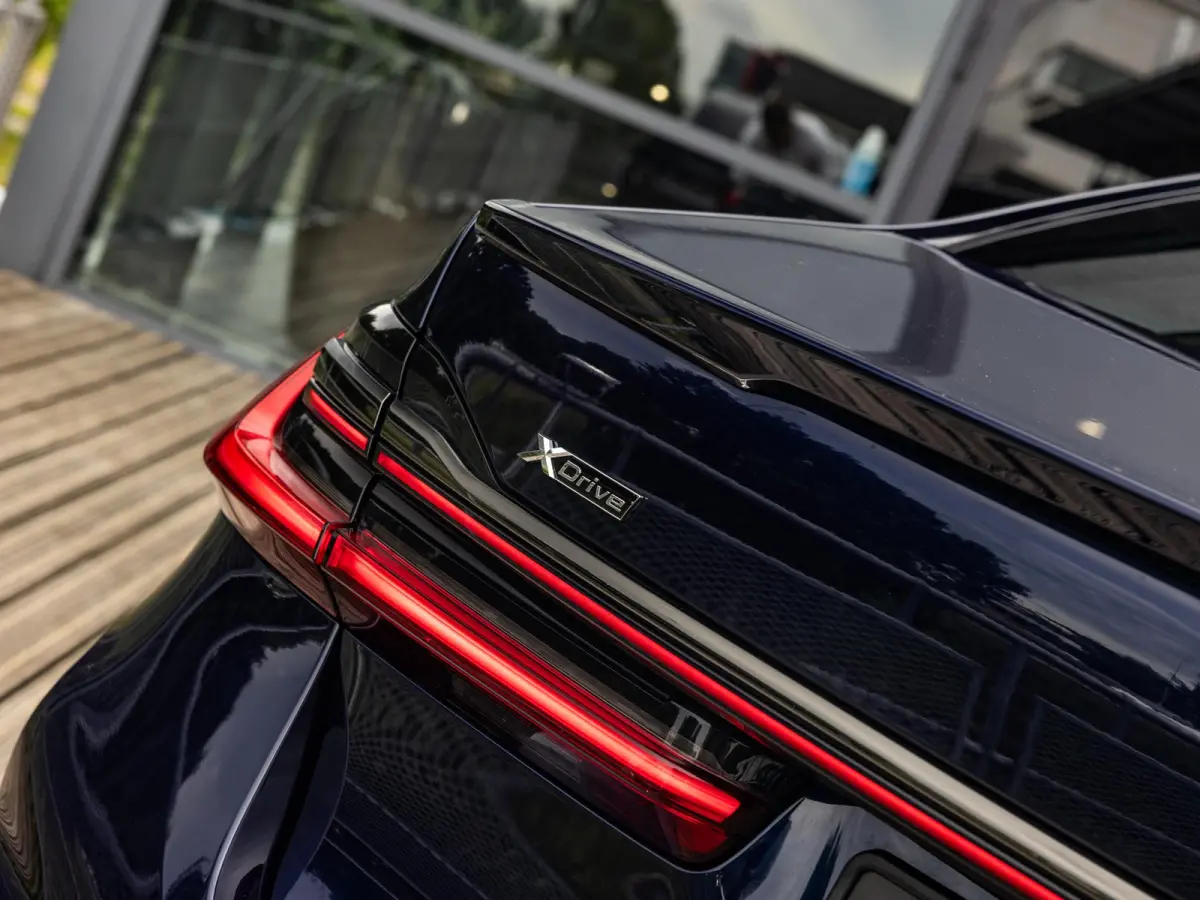 750i xDrive High Executive | M-SPORT | TANSANITBLAU | INTEGRAL ACTIVE STEERING | STOELMASSAGE | STOELVENTILATIE | SCHUIF-KANTELDAK | TREKHAAK | HEAD-UP | SOFTCLOSE | DRIVING ASSIST.PROF | HA