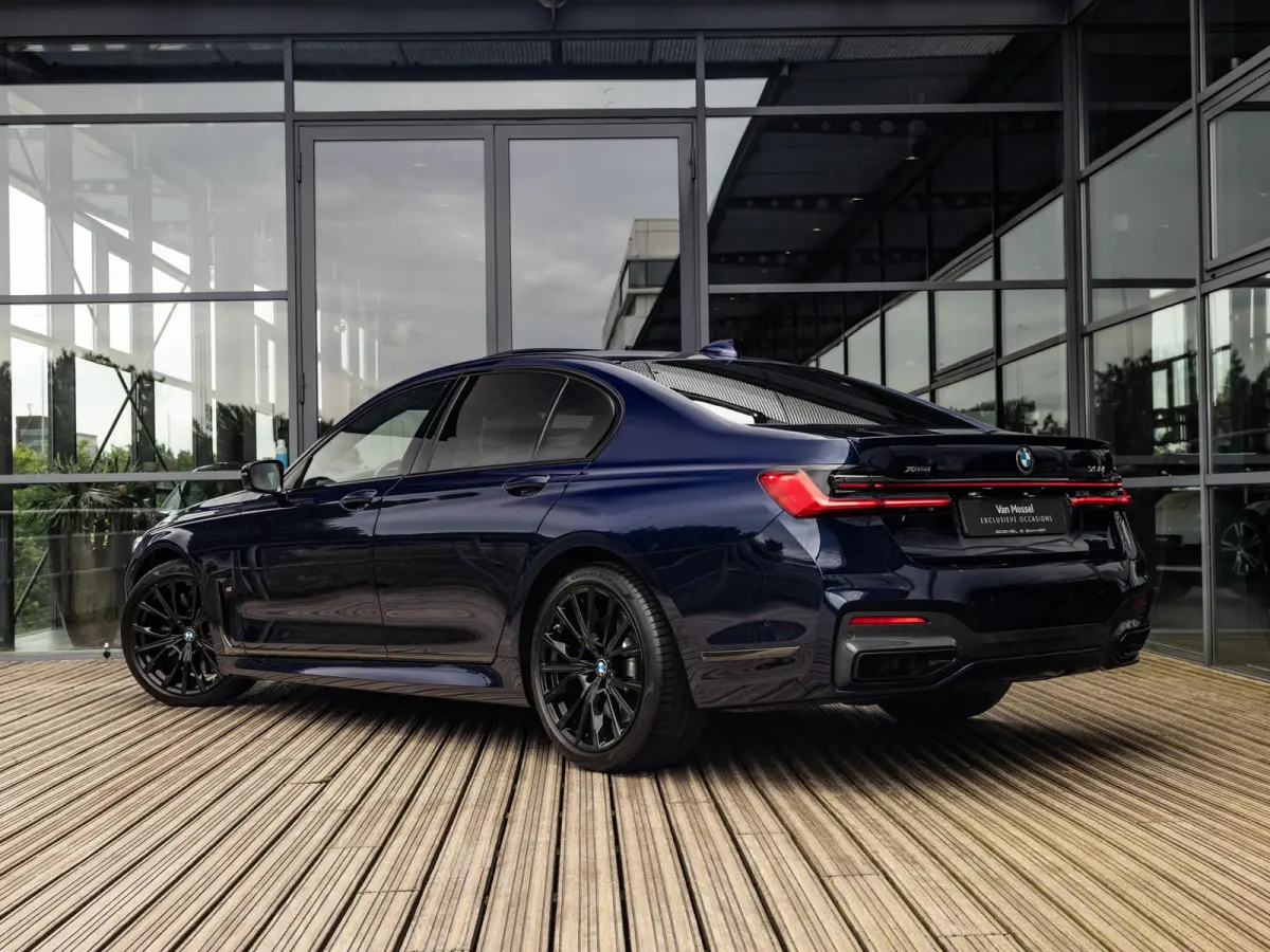 750i xDrive High Executive | M-SPORT | TANSANITBLAU | INTEGRAL ACTIVE STEERING | STOELMASSAGE | STOELVENTILATIE | SCHUIF-KANTELDAK | TREKHAAK | HEAD-UP | SOFTCLOSE | DRIVING ASSIST.PROF | HA