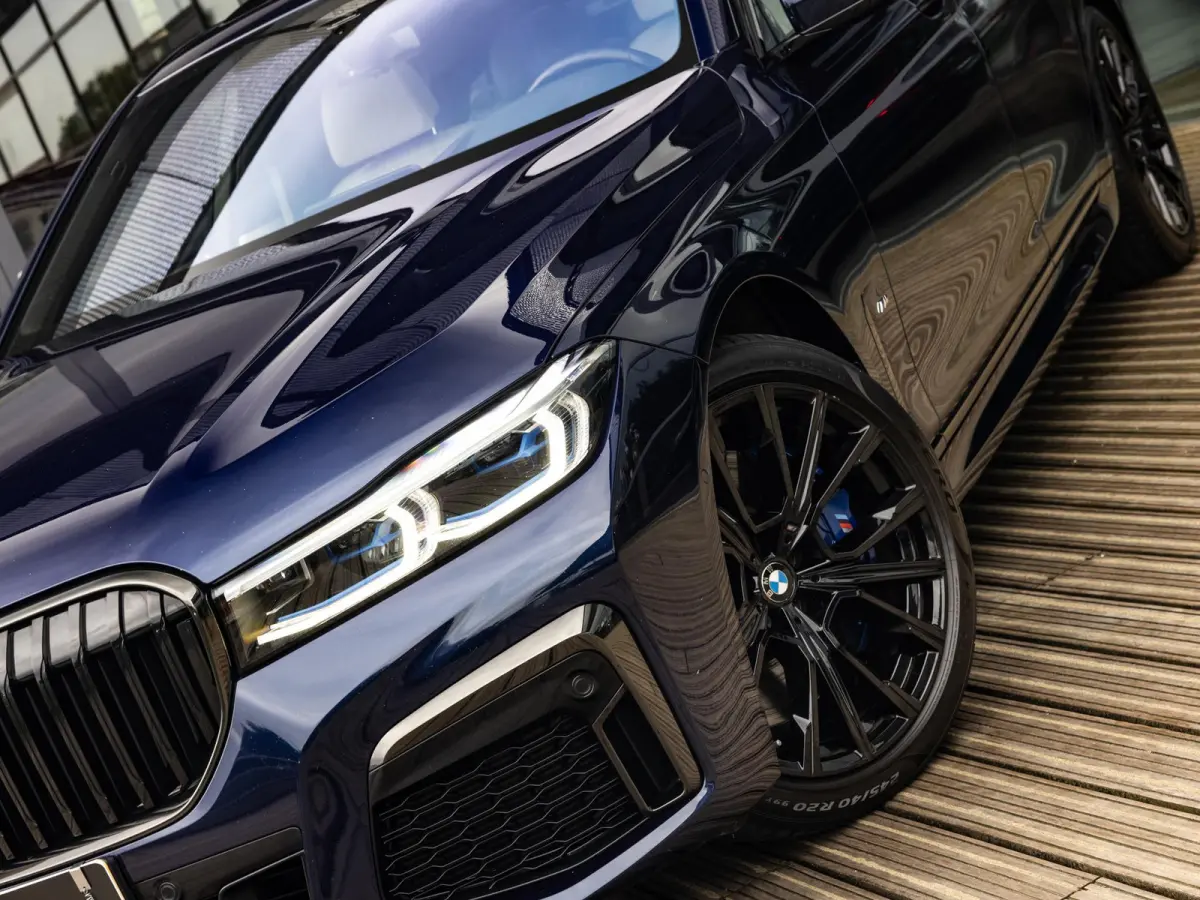 750i xDrive High Executive | M-SPORT | TANSANITBLAU | INTEGRAL ACTIVE STEERING | STOELMASSAGE | STOELVENTILATIE | SCHUIF-KANTELDAK | TREKHAAK | HEAD-UP | SOFTCLOSE | DRIVING ASSIST.PROF | HA