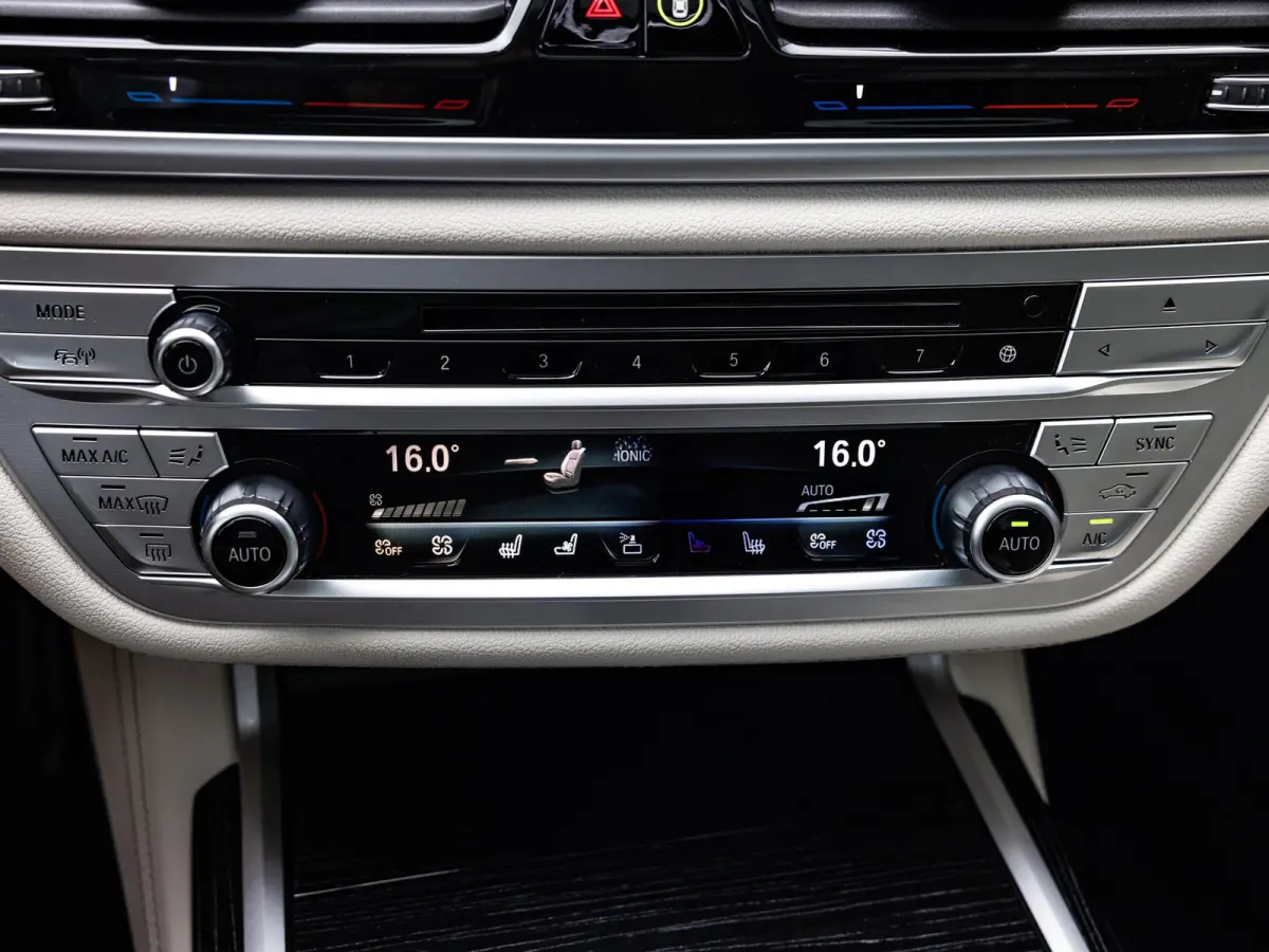 750i xDrive High Executive | M-SPORT | TANSANITBLAU | INTEGRAL ACTIVE STEERING | STOELMASSAGE | STOELVENTILATIE | SCHUIF-KANTELDAK | TREKHAAK | HEAD-UP | SOFTCLOSE | DRIVING ASSIST.PROF | HA