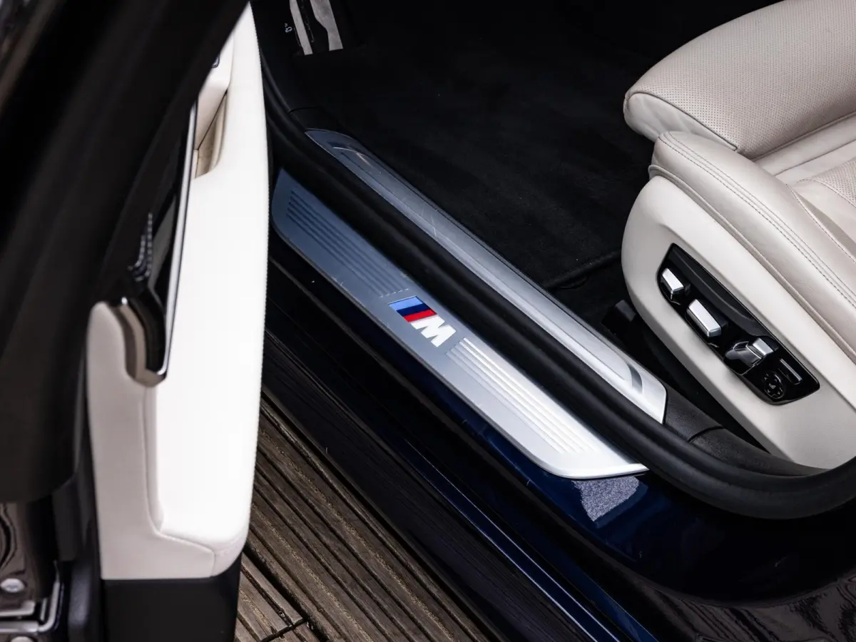 750i xDrive High Executive | M-SPORT | TANSANITBLAU | INTEGRAL ACTIVE STEERING | STOELMASSAGE | STOELVENTILATIE | SCHUIF-KANTELDAK | TREKHAAK | HEAD-UP | SOFTCLOSE | DRIVING ASSIST.PROF | HA