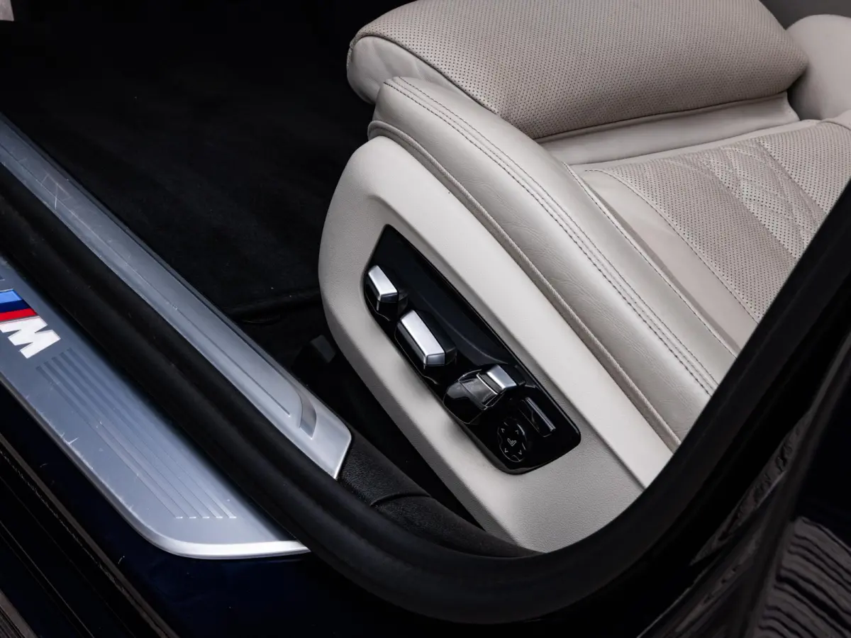 750i xDrive High Executive | M-SPORT | TANSANITBLAU | INTEGRAL ACTIVE STEERING | STOELMASSAGE | STOELVENTILATIE | SCHUIF-KANTELDAK | TREKHAAK | HEAD-UP | SOFTCLOSE | DRIVING ASSIST.PROF | HA