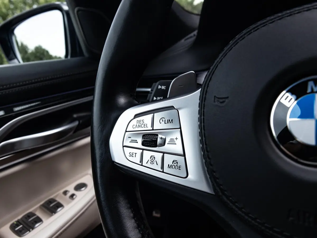 750i xDrive High Executive | M-SPORT | TANSANITBLAU | INTEGRAL ACTIVE STEERING | STOELMASSAGE | STOELVENTILATIE | SCHUIF-KANTELDAK | TREKHAAK | HEAD-UP | SOFTCLOSE | DRIVING ASSIST.PROF | HA