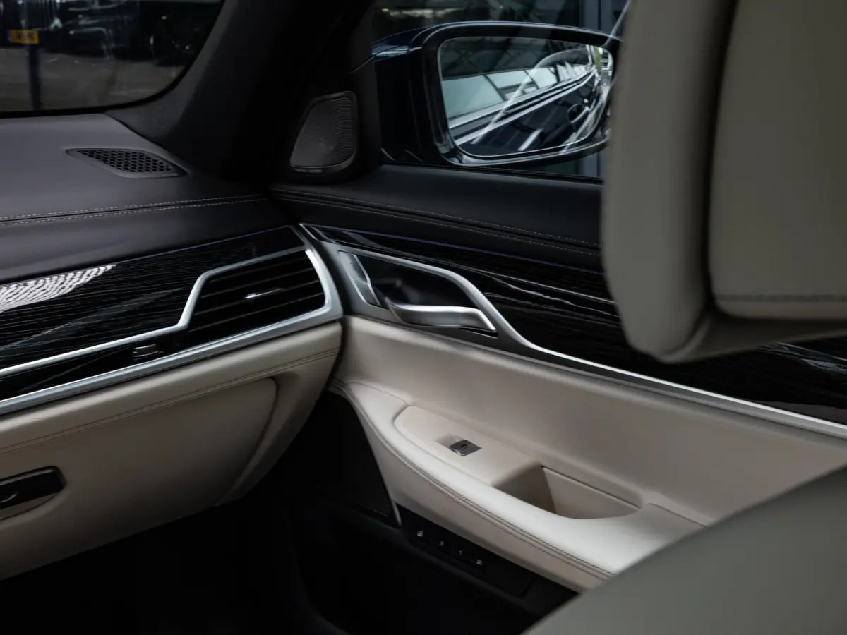 750i xDrive High Executive | M-SPORT | TANSANITBLAU | INTEGRAL ACTIVE STEERING | STOELMASSAGE | STOELVENTILATIE | SCHUIF-KANTELDAK | TREKHAAK | HEAD-UP | SOFTCLOSE | DRIVING ASSIST.PROF | HA