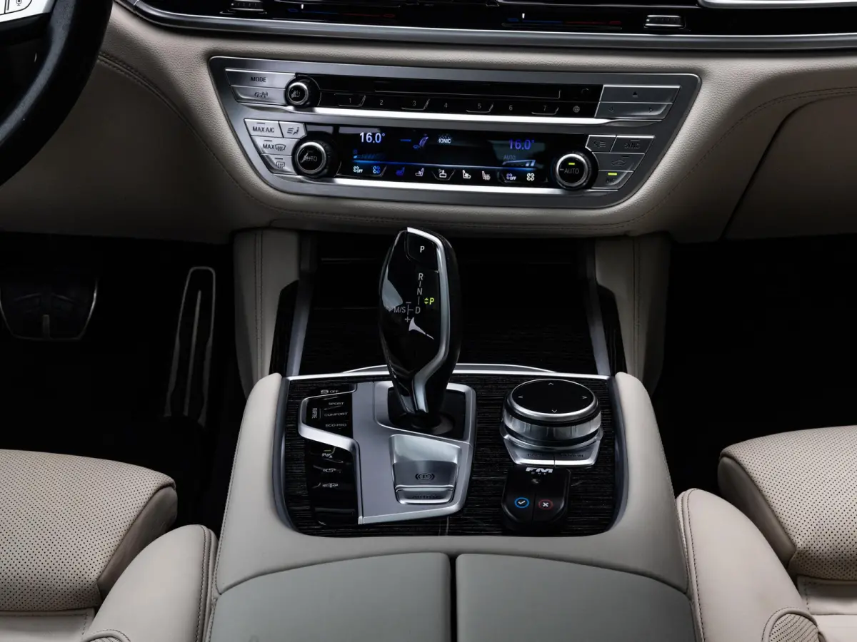 750i xDrive High Executive | M-SPORT | TANSANITBLAU | INTEGRAL ACTIVE STEERING | STOELMASSAGE | STOELVENTILATIE | SCHUIF-KANTELDAK | TREKHAAK | HEAD-UP | SOFTCLOSE | DRIVING ASSIST.PROF | HA