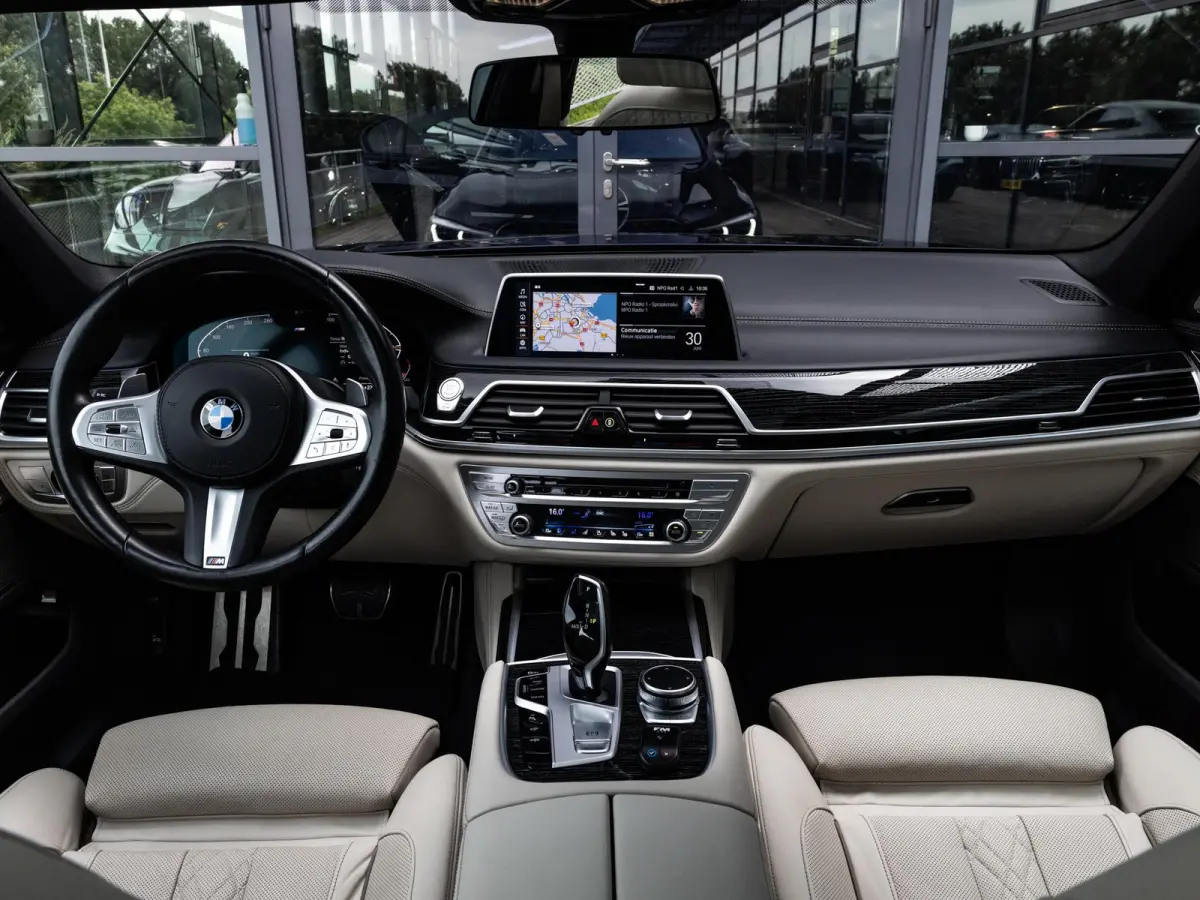 750i xDrive High Executive | M-SPORT | TANSANITBLAU | INTEGRAL ACTIVE STEERING | STOELMASSAGE | STOELVENTILATIE | SCHUIF-KANTELDAK | TREKHAAK | HEAD-UP | SOFTCLOSE | DRIVING ASSIST.PROF | HA