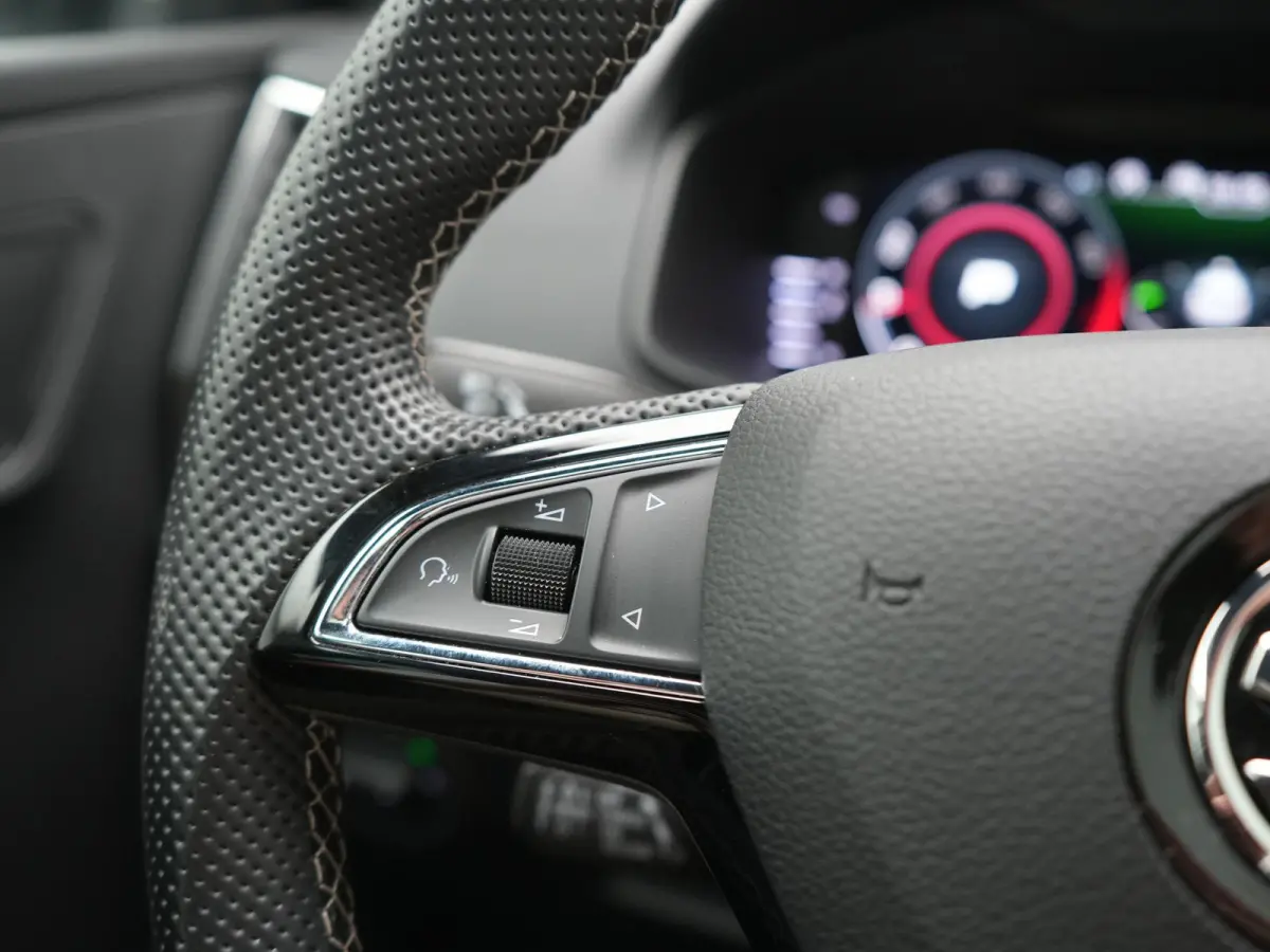 1.5 TSI ACT Sportline DSG 150pk Dealer O.H | Panodak | Adaptive Cruise | Camera | RS Sportstoelen Verwarmd | Blis | Keyless | Apple Carplay | Black Optic | Virtual | Navigatie | DAB | 18"L.M