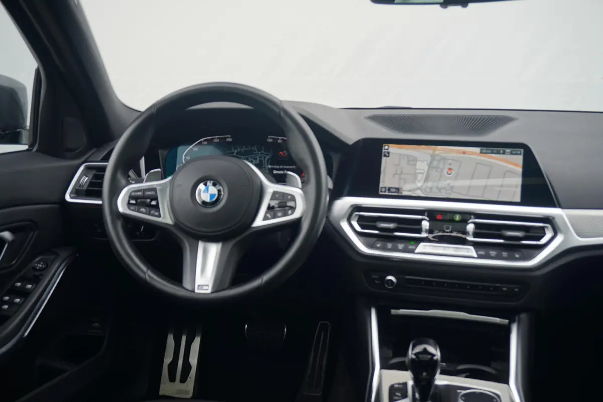 330i xDrive M Sportpakket | Panoramadak | Active cruise control | HiFi | Stoelverwarming
