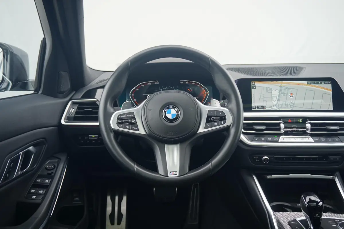 330i xDrive M Sportpakket | Panoramadak | Active cruise control | HiFi | Stoelverwarming