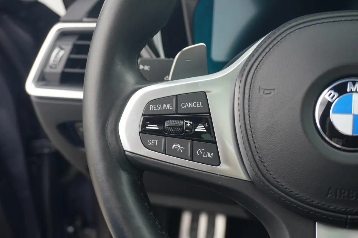 330i xDrive M Sportpakket | Panoramadak | Active cruise control | HiFi | Stoelverwarming