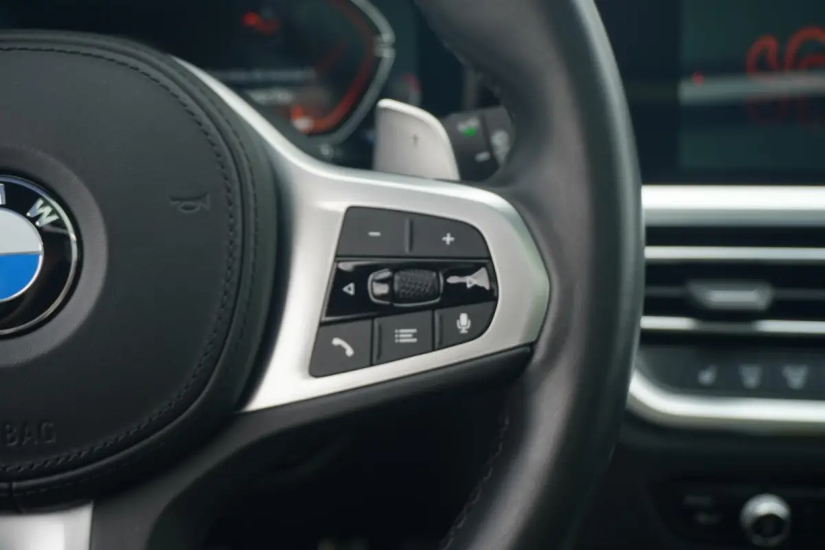 330i xDrive M Sportpakket | Panoramadak | Active cruise control | HiFi | Stoelverwarming