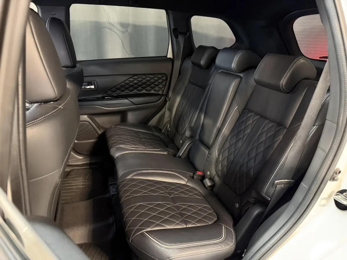 2.4 PHEV Instyle 18"/Trekhaak/LED/Leder/Stoel + stuurverwarming/Dodehoek/PDC v+a/360 Camera/Apple Carplay & Android Auto