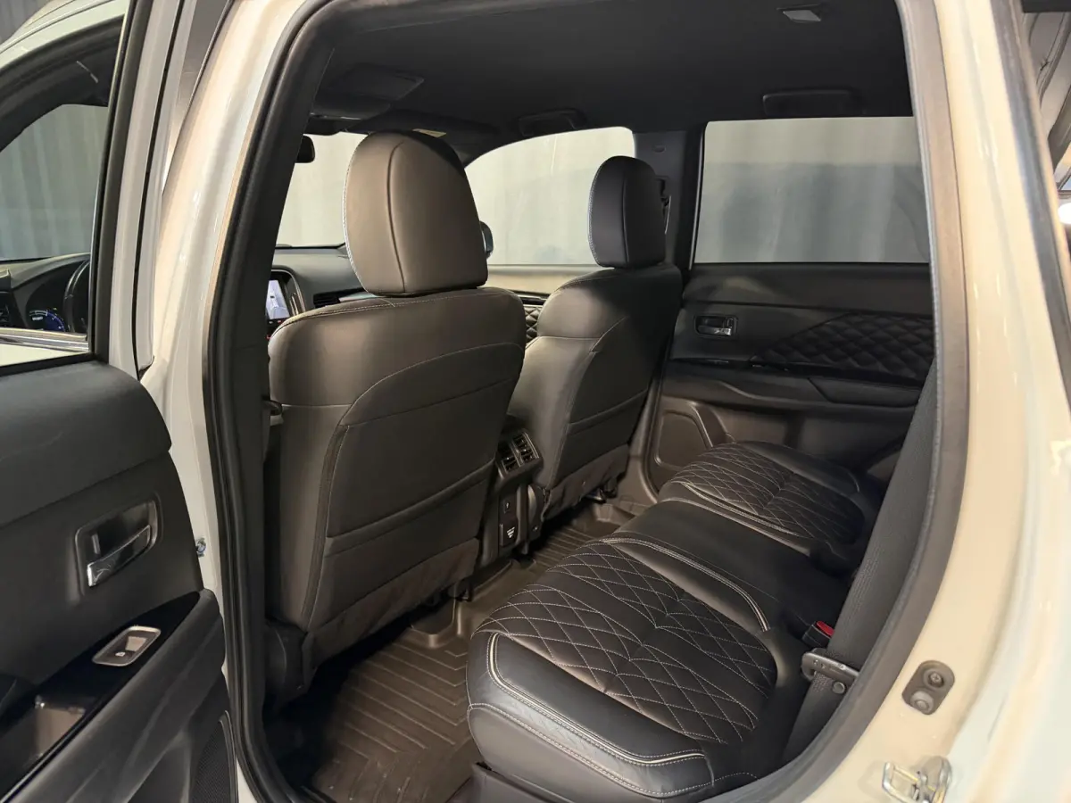 2.4 PHEV Instyle 18"/Trekhaak/LED/Leder/Stoel + stuurverwarming/Dodehoek/PDC v+a/360 Camera/Apple Carplay & Android Auto