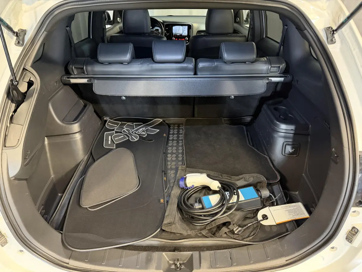 2.4 PHEV Instyle 18"/Trekhaak/LED/Leder/Stoel + stuurverwarming/Dodehoek/PDC v+a/360 Camera/Apple Carplay & Android Auto