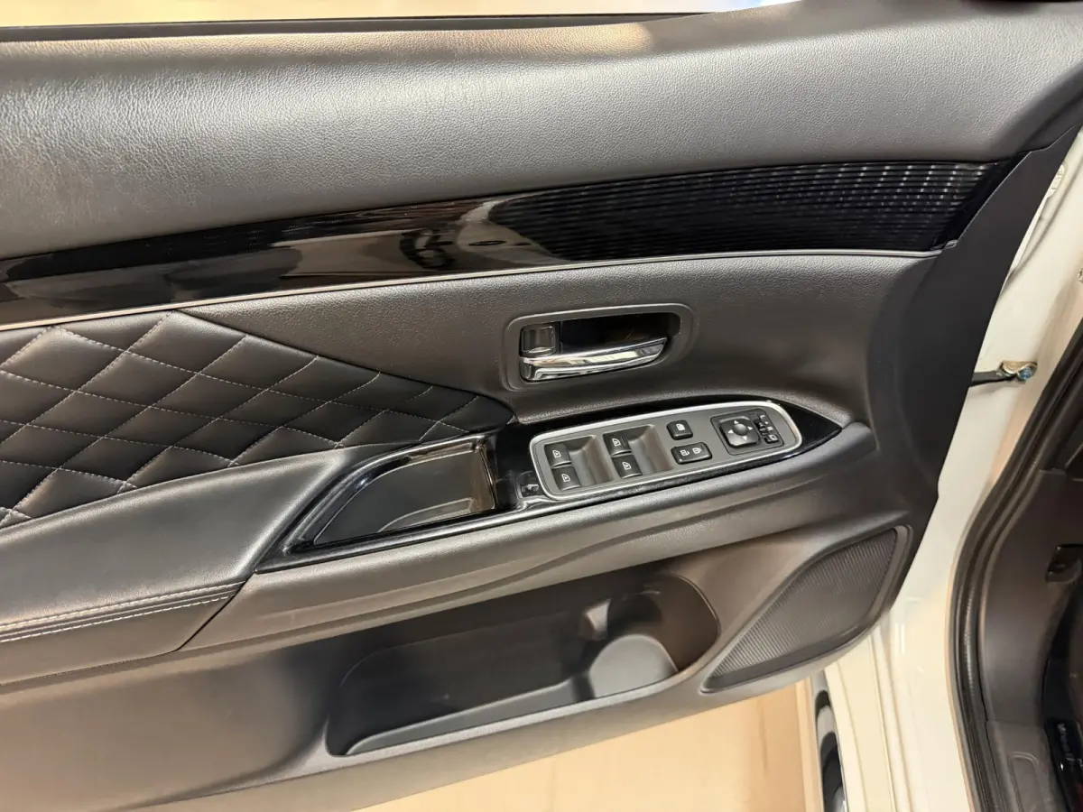 2.4 PHEV Instyle 18"/Trekhaak/LED/Leder/Stoel + stuurverwarming/Dodehoek/PDC v+a/360 Camera/Apple Carplay & Android Auto