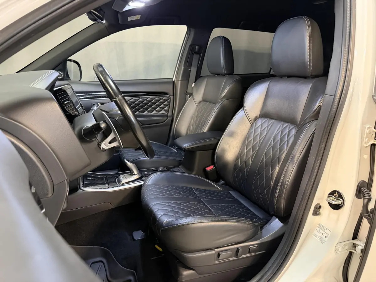 2.4 PHEV Instyle 18"/Trekhaak/LED/Leder/Stoel + stuurverwarming/Dodehoek/PDC v+a/360 Camera/Apple Carplay & Android Auto