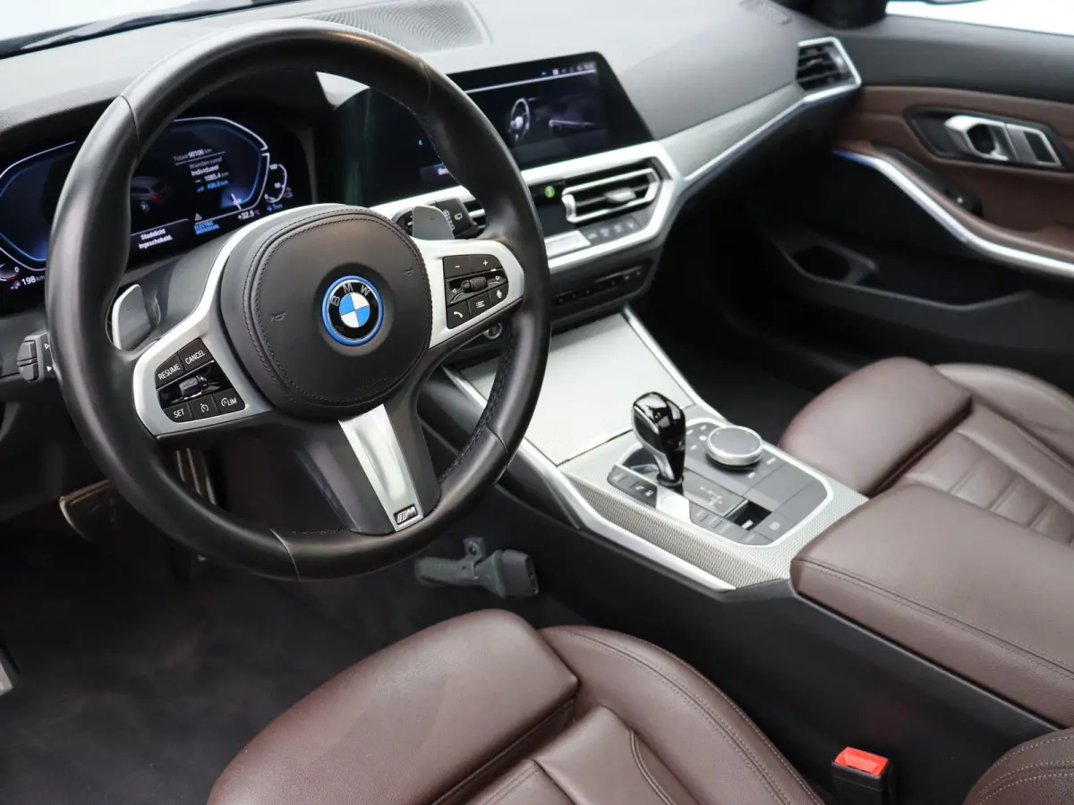 320e High Executive | M Sportpakket | SoH 90% | Trekhaak | Panoramadak | Laserlight | DAB | HiFi | 19''