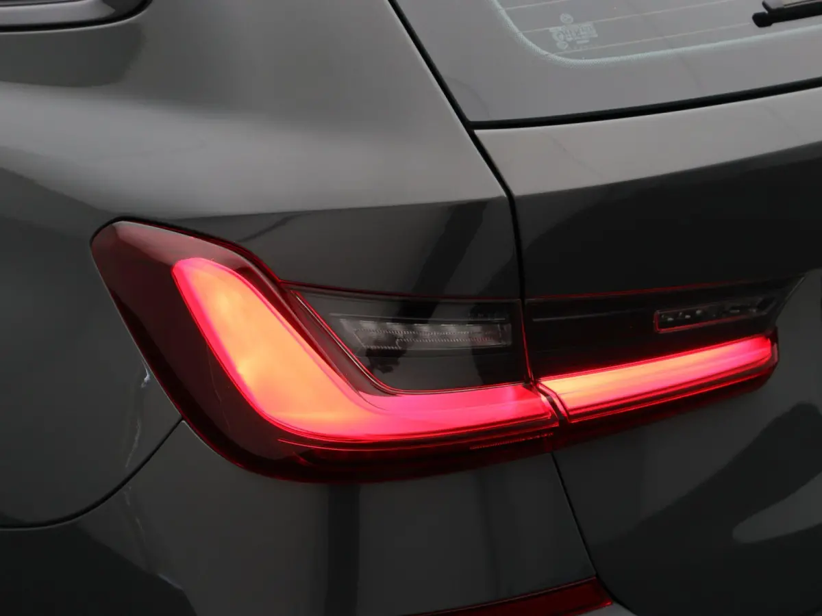 320e High Executive | M Sportpakket | SoH 90% | Trekhaak | Panoramadak | Laserlight | DAB | HiFi | 19''