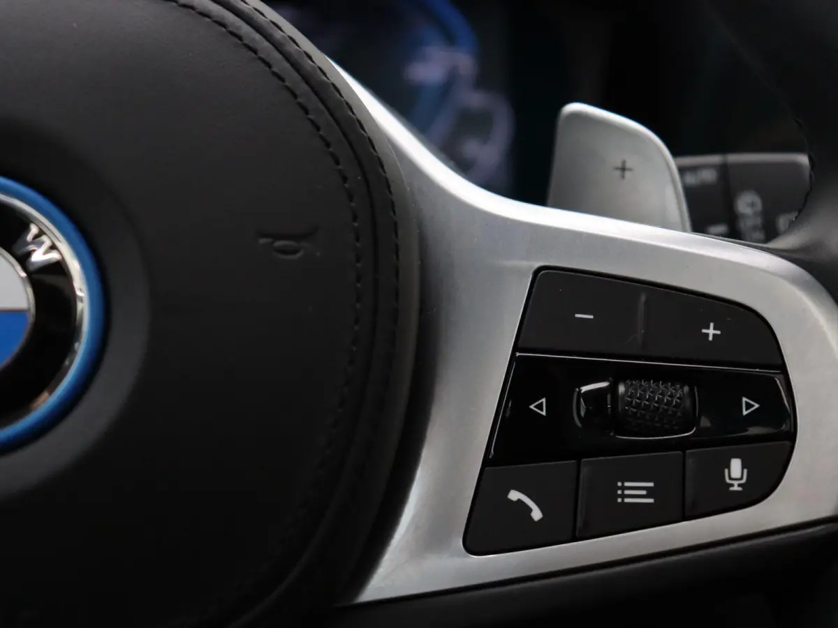 320e High Executive | M Sportpakket | SoH 90% | Trekhaak | Panoramadak | Laserlight | DAB | HiFi | 19''