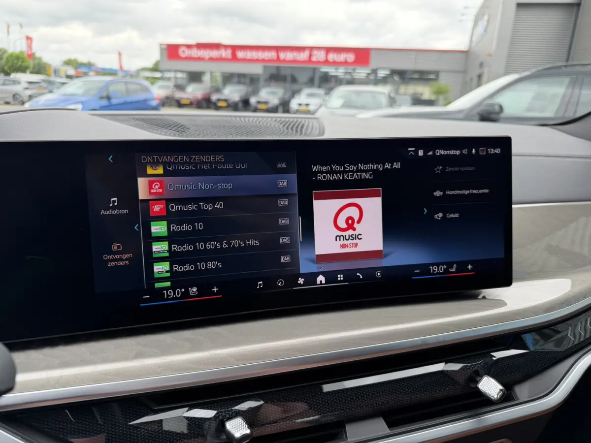 xDrive50e M Sport Panoramadak Trekhaak Carplay 21 Inch Harman-Kardon Comfortzetels Head-Up Display Softclose