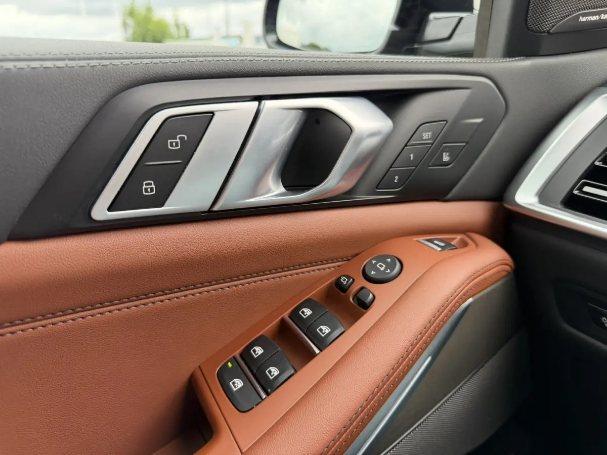 xDrive50e M Sport Panoramadak Trekhaak Carplay 21 Inch Harman-Kardon Comfortzetels Head-Up Display Softclose