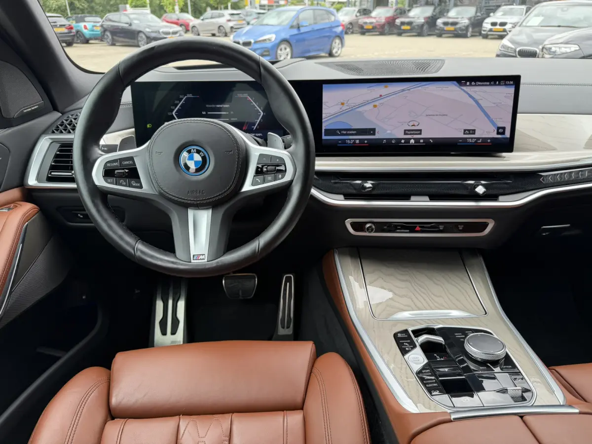xDrive50e M Sport Panoramadak Trekhaak Carplay 21 Inch Harman-Kardon Comfortzetels Head-Up Display Softclose