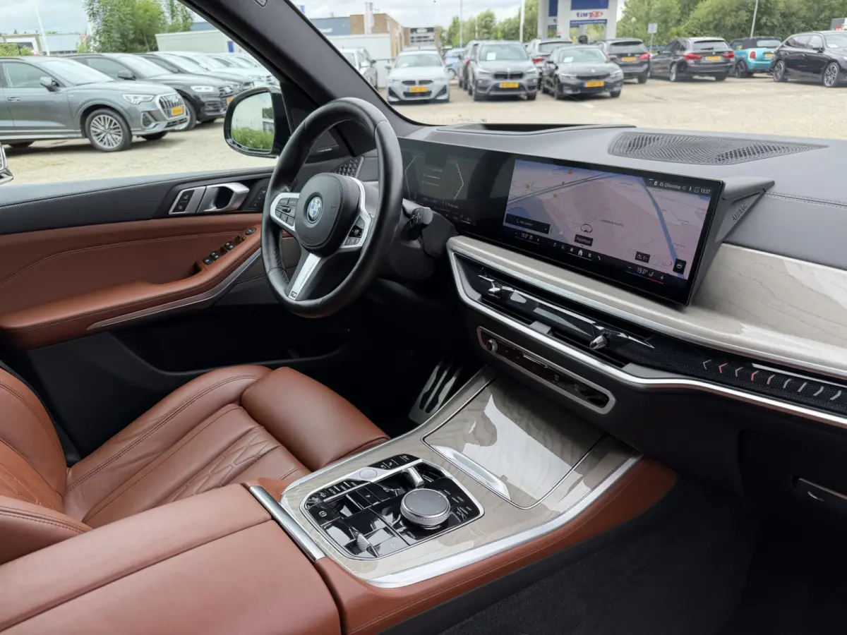 xDrive50e M Sport Panoramadak Trekhaak Carplay 21 Inch Harman-Kardon Comfortzetels Head-Up Display Softclose