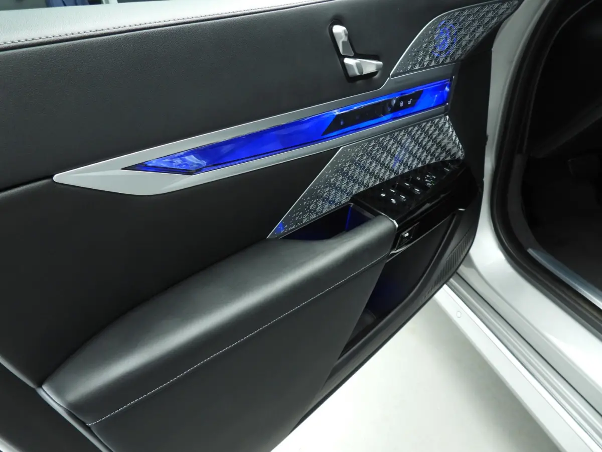 750e xDrive | LED | Leder | HUD | Achterasbesturing  | Rear seat entertainment | Panoramadak | DAB | Bowers & Wilkins sound | Alu 20 inch |