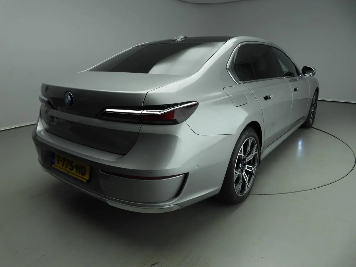 750e xDrive | LED | Leder | HUD | Achterasbesturing  | Rear seat entertainment | Panoramadak | DAB | Bowers & Wilkins sound | Alu 20 inch |