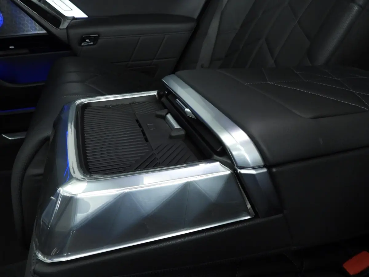 750e xDrive | LED | Leder | HUD | Achterasbesturing  | Rear seat entertainment | Panoramadak | DAB | Bowers & Wilkins sound | Alu 20 inch |