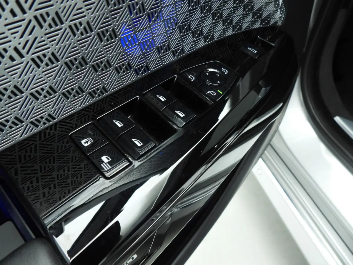 750e xDrive | LED | Leder | HUD | Achterasbesturing  | Rear seat entertainment | Panoramadak | DAB | Bowers & Wilkins sound | Alu 20 inch |
