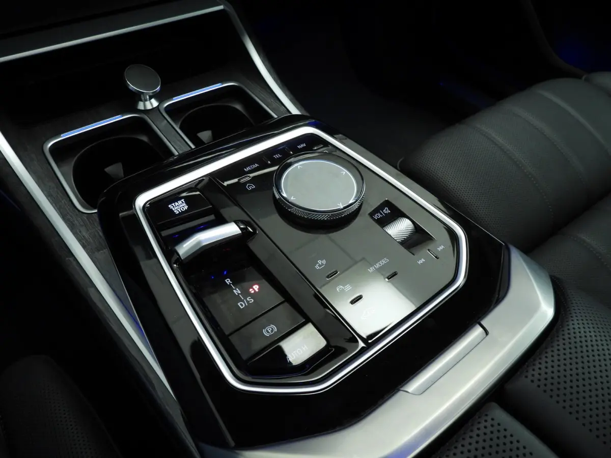 750e xDrive | LED | Leder | HUD | Achterasbesturing  | Rear seat entertainment | Panoramadak | DAB | Bowers & Wilkins sound | Alu 20 inch |