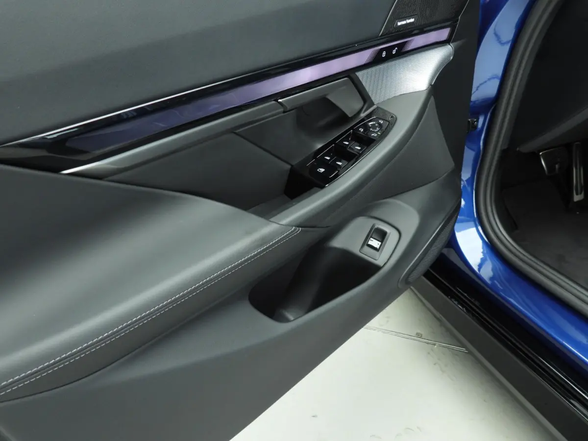 550e xDrive | M-Sportpakket | LED | Leder | HUD | Panoramadak | Sportstoelen | DAB | Harman-kardon sound | Alu 20 inch