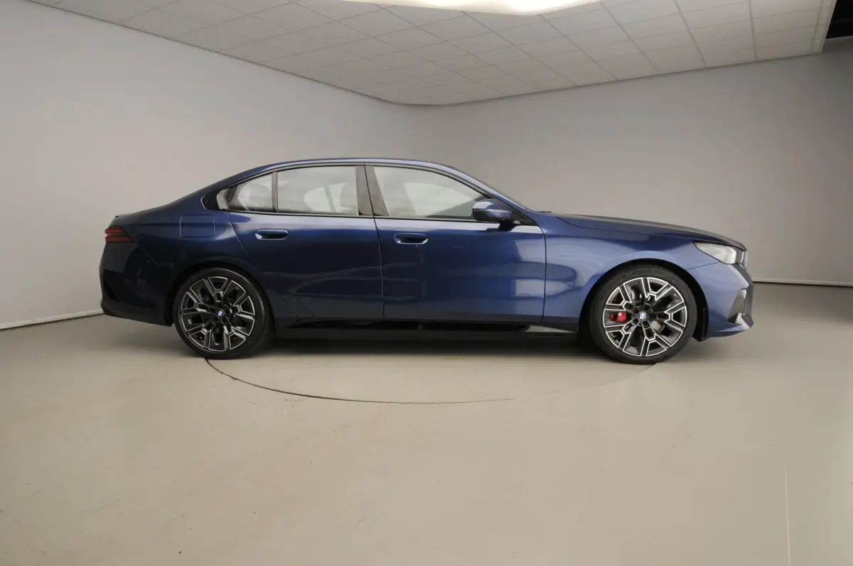 550e xDrive | M-Sportpakket | LED | Leder | HUD | Panoramadak | Sportstoelen | DAB | Harman-kardon sound | Alu 20 inch