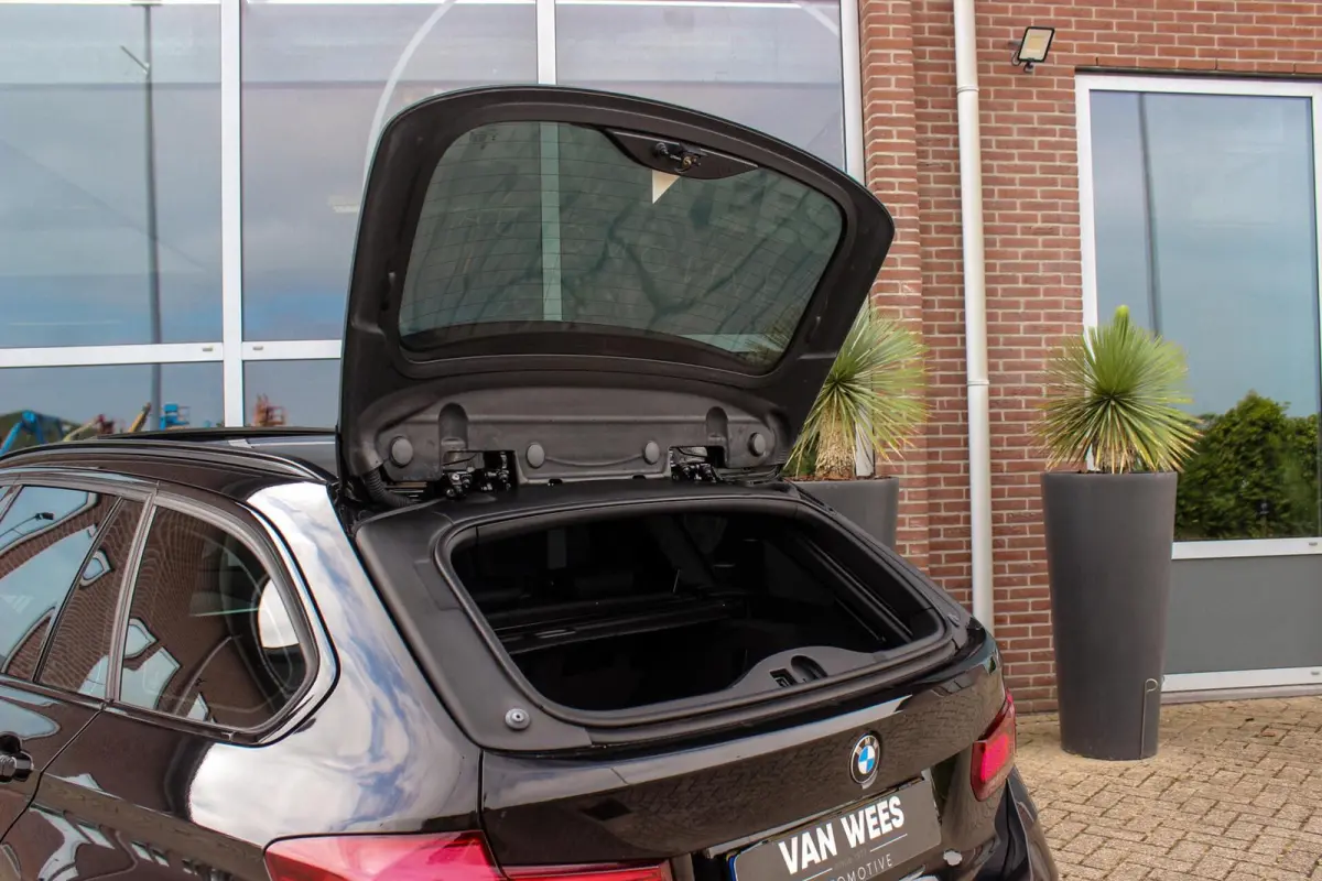320i Edition M Sport Shadow | 2e eigenaar | NL auto | Harman Kardon | Head-up | DAB | Camera | Keyless entry | Panoramadak | LED | Stoelverwarming | PDC