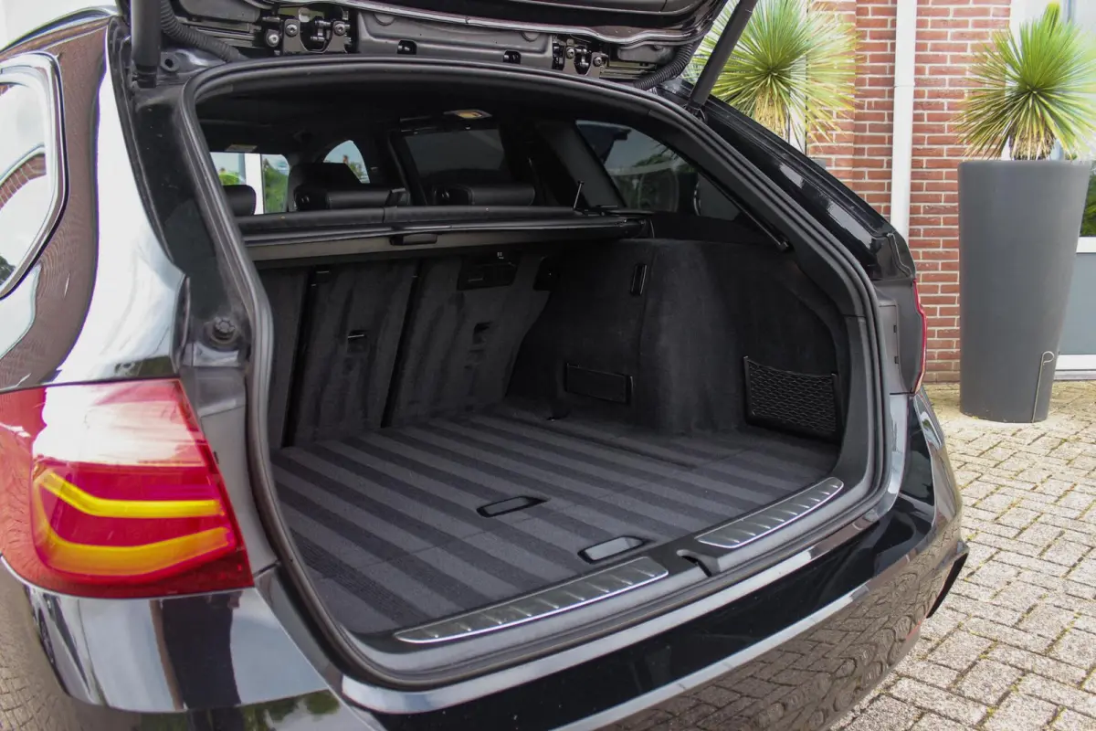 320i Edition M Sport Shadow | 2e eigenaar | NL auto | Harman Kardon | Head-up | DAB | Camera | Keyless entry | Panoramadak | LED | Stoelverwarming | PDC