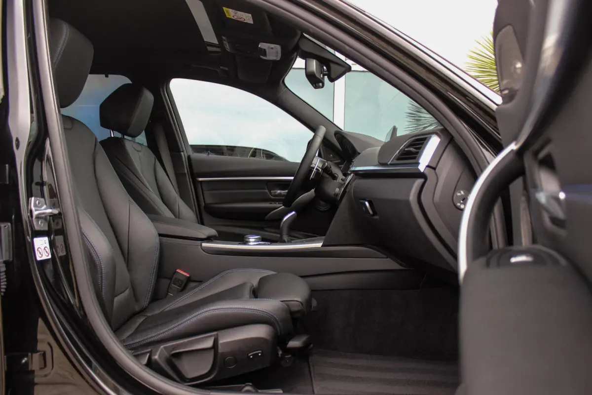 320i Edition M Sport Shadow | 2e eigenaar | NL auto | Harman Kardon | Head-up | DAB | Camera | Keyless entry | Panoramadak | LED | Stoelverwarming | PDC