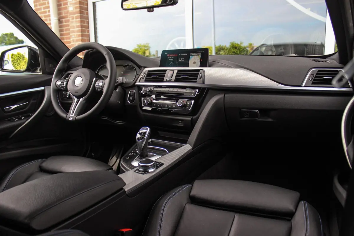 320i Edition M Sport Shadow | 2e eigenaar | NL auto | Harman Kardon | Head-up | DAB | Camera | Keyless entry | Panoramadak | LED | Stoelverwarming | PDC