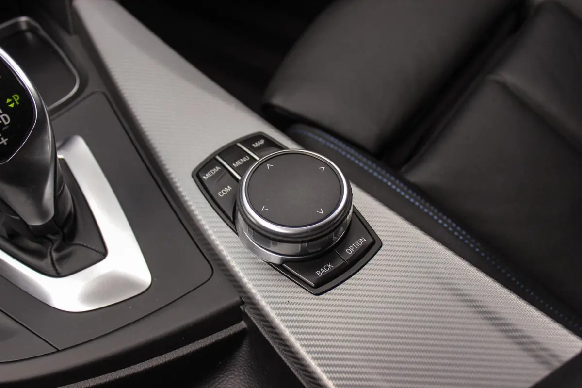 320i Edition M Sport Shadow | 2e eigenaar | NL auto | Harman Kardon | Head-up | DAB | Camera | Keyless entry | Panoramadak | LED | Stoelverwarming | PDC