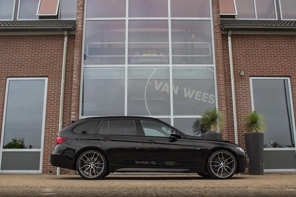 320i Edition M Sport Shadow | 2e eigenaar | NL auto | Harman Kardon | Head-up | DAB | Camera | Keyless entry | Panoramadak | LED | Stoelverwarming | PDC