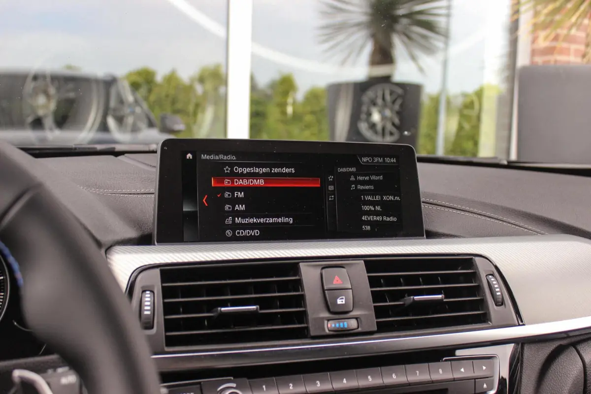 320i Edition M Sport Shadow | 2e eigenaar | NL auto | Harman Kardon | Head-up | DAB | Camera | Keyless entry | Panoramadak | LED | Stoelverwarming | PDC
