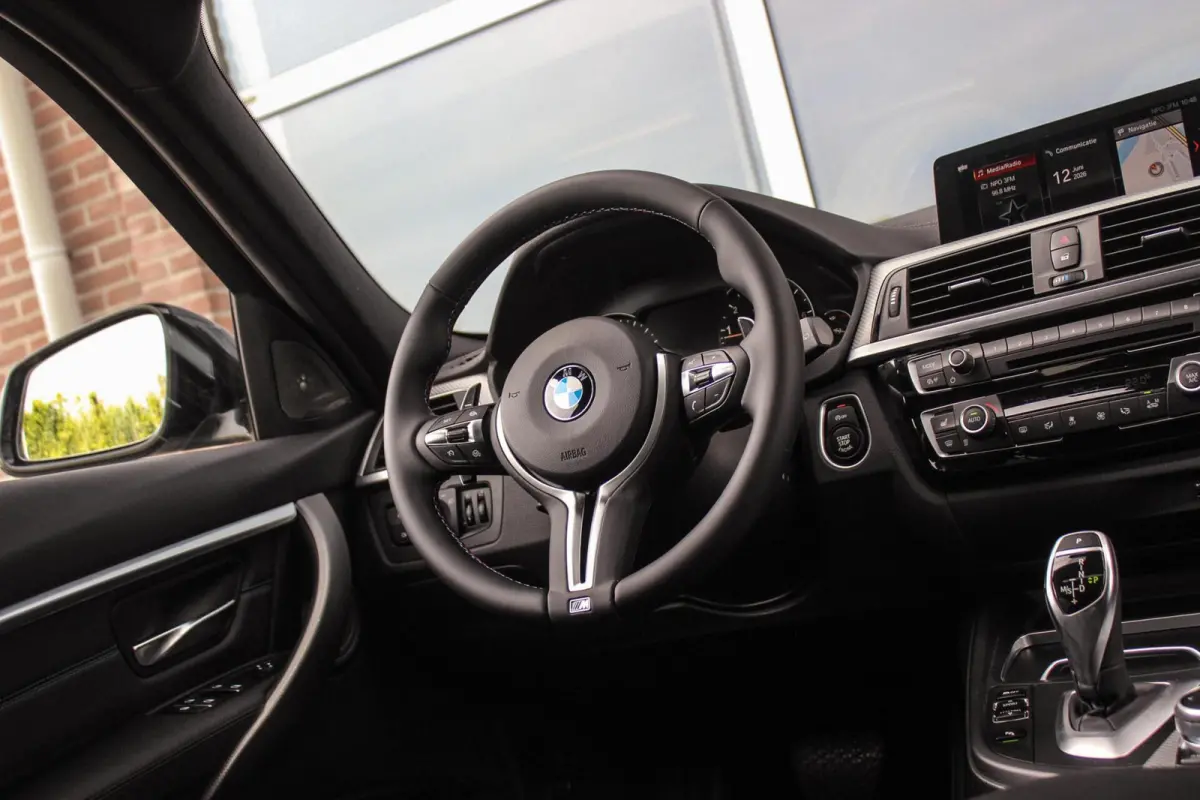 320i Edition M Sport Shadow | 2e eigenaar | NL auto | Harman Kardon | Head-up | DAB | Camera | Keyless entry | Panoramadak | LED | Stoelverwarming | PDC
